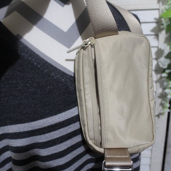 everywhere belt bag lululemon white opal 1L (Neo Mint) Interior slip lululemon Everywhere Belt Bag in